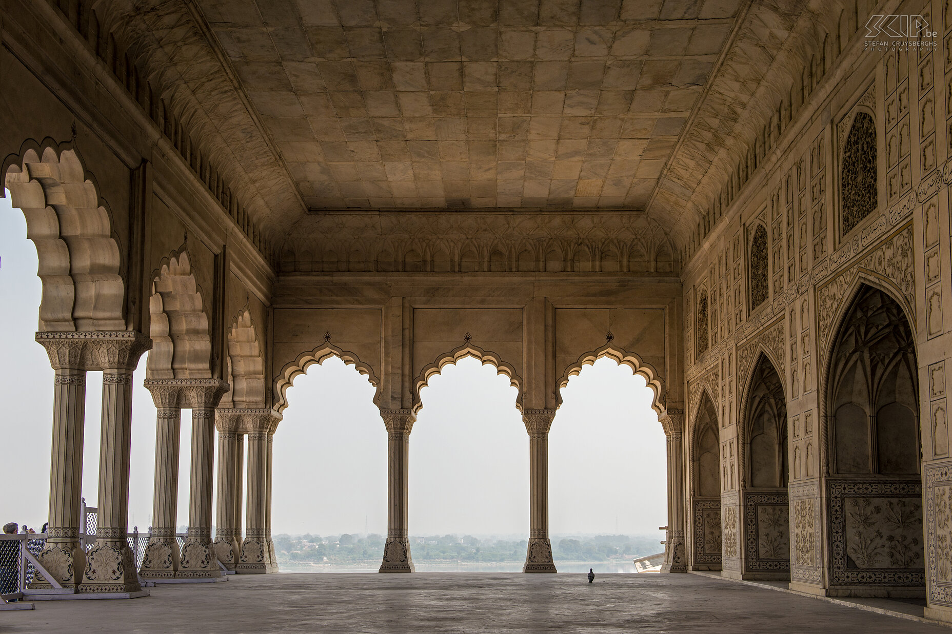 Agra - Agra fort Het Agra fort ligt ook aan de rivier Yamuna en het maakt ook deel uit van de Werelderfgoedlijst van UNESCO. Het is een vesting die gebouwd werd in 1565 door Mogolkeizer Akbar en nadien door zijn kleinzoon Shah Jahan werd uitgebreid. Dit machtige fort van rood zandsteen wordt omsloten door een 2.5 kilometer lange vestigingsmuur.  Stefan Cruysberghs